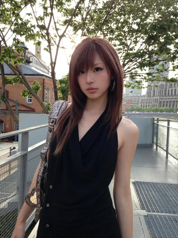黑色挂脖无袖上衣 红棕色长发 - Black Halter Neck Top Auburn Hair - 블랙 홀터넥 나시 레드 브라운 긴머리 - Áo yếm đen Tóc dài màu nâu đỏ - 黒のホルターネックトップス 赤茶色のロングヘア